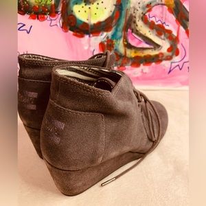 TOMS 9.5 gray wedge